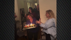 Μαρία Καβογιάννη: Το πάρτι για τα 68α γενέθλιά της, η τούρτα από τη Βίκυ Σταυροπούλου και τα κλαρίνα
