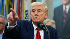 Τραμπ στους Ιρανούς: Έρχεται βοήθεια, συνεχίστε να διαδηλώνετε, το καθεστώς θα πληρώσει ακριβά