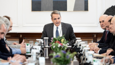 «Με τα μπλόκα δεν πάμε μακριά, θα βρούμε έξυπνες λύσεις»: Το παρασκήνιο και οι διάλογοι στη συζήτηση Μητσοτάκη με αγρότες, τι κέρδισαν