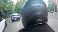 Αναβάτης μηχανής έκανε επικίνδυνες σφήνες στο κέντρο της Αθήνας, παραβίασε το κόκκινο και ανέβασε το βίντεο στο TikTok