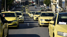 Ταξί: Σε εξέλιξη η μηχανοκίνητη πορεία προς το υπουργείο Μεταφορών - Στο κόκκινο το κέντρο της Αθήνας, δείτε πού έχει κίνηση