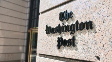 Το FBI ερευνά το σπίτι δημοσιογράφου της Washington Post που κάλυψε απολύσεις ομοσπονδιακών υπαλλήλων από την κυβέρνηση Τραμπ