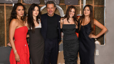 Με τη σύζυγό του και τις κόρες του στην πρεμιέρα της ταινίας The Rip ο Ματ Ντέιμον