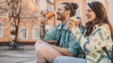 Παίρνετε καφέ απ’ έξω; Μαζί του πίνετε και χιλιάδες μικροπλαστικά – Το ποτήρι κάνει τη διαφορά
