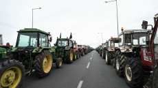 Παραμένουν οι αγρότες στο μπλόκο του Ε65 με ελεύθερη τη διέλευση - Άνοιξε η μεγάλη περιμετρική οδός της Πάτρας