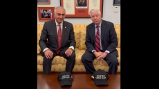 Συνάντηση Γκράχαμ με τον διάδοχο του ιρανικού θρόνου Ρέζα Παχλαβί: Δώρο καπέλα με το σύνθημα «Make Iran Great Again»