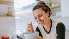 10 τρόφιμα που θεωρούνται υγιεινά αλλά είναι «βόμβες» θερμίδων, ζάχαρης και αλατιού
