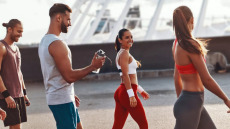 5 συνήθειες μακροζωίας που αξίζει να χτίσετε στα 20 και στα 30
