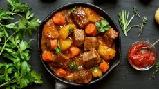 Μοσχάρι κατσαρόλας: 5 λάθη που κάνουμε και βγαίνει σκληρό (και πώς να τα αποφύγουμε)