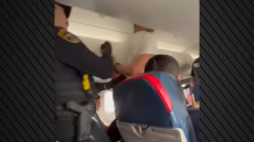 Στη φυλακή επιβάτης που επιχείρησε να ανοίξει την έξοδο κινδύνου αεροσκάφους της Delta εν πτήσει, τσακώθηκε με αεροσυνοδούς και επιβάτες