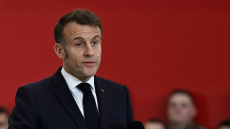 Με κόκκινο μάτι ο Μακρόν στην επιθεώρηση του στρατεύματος - Πείτε ότι είναι το «Eye of the Tiger», αστειεύτηκε
