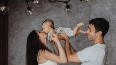 Γιατί δεν κάνουμε πια παιδιά; Φόβος και αβεβαιότητα «γεννούν» υπογεννητικότητα
