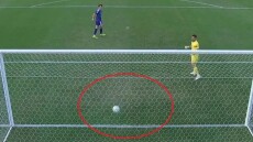 Viral «γκάφα» στην Ασία: Πανηγύρισε το πέναλτι που απέκρουσε, αλλά η μπάλα κατέληξε στα δίχτυα