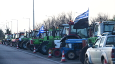 Ανοιχτοί οι δρόμοι σε όλη τη χώρα, παραμένουν στα μπλόκα οι αγρότες

