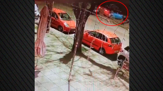 Θεσσαλονίκη: Βίντεο με τη μεθυσμένη 24χρονη οδηγό να καρφώνεται σε σταθμευμένα οχήματα