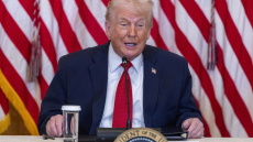 Ο Τραμπ απειλεί με δασμούς όσους διαφωνούν με τα σχέδια των ΗΠΑ για τη Γροιλανδία