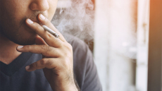 Πώς το σχόλιο της συντρόφου του για το φιλί του τον οδήγησε στο να κόψει το κάπνισμα