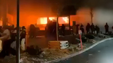 «Βλέπω συνέχεια τα πρόσωπα των νεκρών»: Συγκλονίζει η εργαζόμενη που βγήκε σώα από τη φωτιά στο Κραν Μοντανά