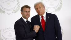 Ο Τραμπ μιμήθηκε αλά γαλλικά τον Μακρόν και μίλησε για δασμούς, σαμπάνιες και φάρμακα