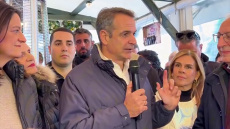 Η βόλτα του Μητσοτάκη στο Μαρούσι και η κουβέντα με τους πολίτες στα καταστήματα, δείτε βίντεο