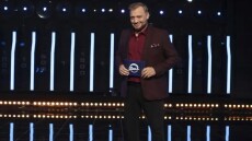 The Wall - Δείτε βίντεο: Δυο αδερφές έριξαν... τον τοίχο και πήραν 82.765 ευρώ