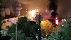 Φωτιά στο Πέραμα: Πιθανόν να προκλήθηκε από διαρροή καυσίμων - 112 και έκκληση να παραμείνουν στα σπίτια τους οι πολίτες