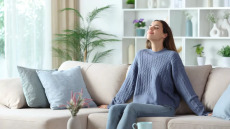 3 tips για να αναπνέουμε καθαρό αέρα μέσα στο σπίτι, από μία επιστήμονα
