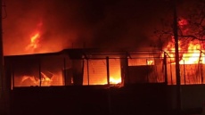 Μαίνεται η φωτιά σε εργοστάσιο πλαστικών στο Μενίδι: Ήχησε 112 στην περιοχή, δείτε βίντεο