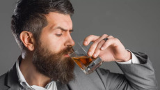 ΠΟΥ: Ζητά αύξηση φόρων σε αναψυκτικά και αλκοόλ – Στόχος η πρόληψη σοβαρών νόσων
