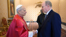 Μυστήριο με το σημάδι στο πρόσωπο του πρίγκιπα Αλβέρτου στη συνάντησή του με τον πάπα Λέοντα