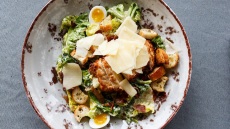 Τι τρώμε το βράδυ για να κοιμηθούμε καλύτερα (χωρίς να βαραίνουμε)