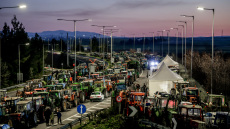 Αποχωρούν από το μπλόκο της Νίκαιας οι αγρότες