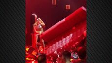 Αναστασία: Θαμώνας έριξε... καναπέ στην πίστα του μαγαζιού, όπου τραγουδούσε, δείτε βίντεο
