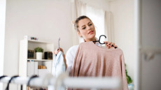 Το στιλ ντυσίματος που μαρτυρά έλλειψη αυτοπεποίθησης – Τι σημαίνουν τα μαύρα
