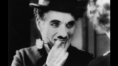 City Lights: Γιατί το τελευταίο πλάνο της ταινίας του Τσάρλι Τσάπλιν θεωρείται από τα κορυφαία στην ιστορία του κινηματογράφου