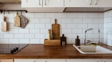 Οργάνωση κουζίνας: Τι αξίζει να έχουμε στον πάγκο όταν ο χώρος είναι περιορισμένος