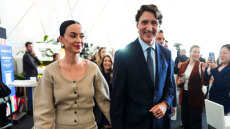 Έρωτας στο φουλ για Κέιτι Πέρι και Τζάστιν Τριντό στο Νταβός: Εκείνος έδινε συνέντευξη, εκείνη του έκλεινε το μάτι