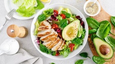 Θέλουμε να τρώμε πιο σωστά αλλά δεν αντέχουμε δίαιτες – Τι κάνουμε στην πράξη