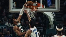 Οι Μπακς υποτάχθηκαν στους Θάντερ παρά το double double από τον Αντετοκούνμπο