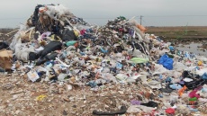 Θεσσαλονίκη: Πετούσαν παράνομα σε χωράφι μπάζα από κατεδαφίσεις, εκσκαφές και απόβλητα από ανακύκλωση, έξι συλλήψεις