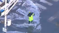 Σχολικός τροχονόμος στο Σικάγο παίρνει μαθητή στην πλάτη για να μην βραχεί: Δείτε βίντεο