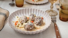 Γιουβαρλάκια μοσχαρίσια αυγολέμονο, με μυρώνια και λάχανο
