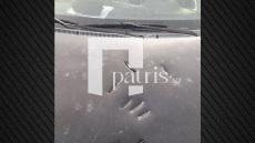 Οι τσεκουριές στο αμάξι από την επίθεση 39χρονου σε μητέρα και το παιδί της στο Ηράκλειο, φωτογραφία