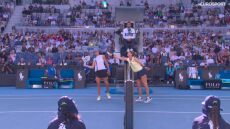 Australian Open: Ο πόντος της χρονιάς κατέληξε σε... παραλίγο σύγκρουση για Σφιόντεκ και Μπούζκοβα, δείτε βίντεο
