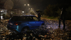 Δύσκολη νύχτα στην Αττική: 112 για υπερχείλιση του ρέματος στη Ραφήνα, απομάκρυνση κατοίκων - Πλημμύρισαν δρόμοι, «βούλιαξαν» αυτοκίνητα