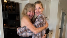 Η Κέιτ Χάντσον ποζάρει αγκαλιά με τη μητέρα της, Γκόλντι Χον, μετά την ανακοίνωση της υποψηφιότητάς της για Όσκαρ