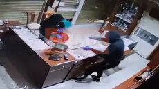 Συμμορία «σήκωσε» χρυσοχοείο στον Κορυδαλλό σε λιγότερο από δύο λεπτά, σύρθηκαν από μικρή σχισμή για να βγουν, δείτε βίντεο