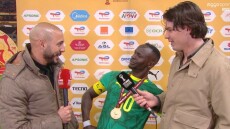 Ο Μανέ έμεινε έκπληκτος όταν είδε τον Νορντίν Άμραμπατ με το μικρόφωνο στο χέρι και στη συνέχεια τον αγκάλιασε, βίντεο