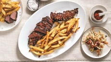 Ψήνουμε στο τζάκι: 14 συνταγές για κρέας, ψάρι, λαχανικά και μία πίτα-έκπληξη