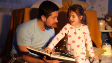 Γονείς: Διαβάστε παραμύθια για παιδιά με ενσυναίσθηση και δημιουργικότητα
